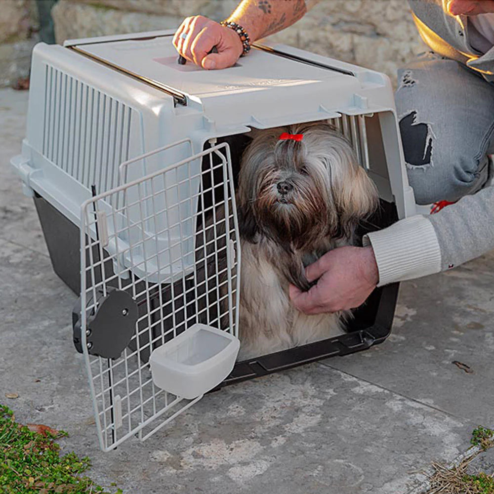 2025 Atlas 40 – Transportín para perro de tamaño mediano, seguro, ventilado y conforme a la normativa IATA. Con asa práctica, comedero y accesorios opcionales