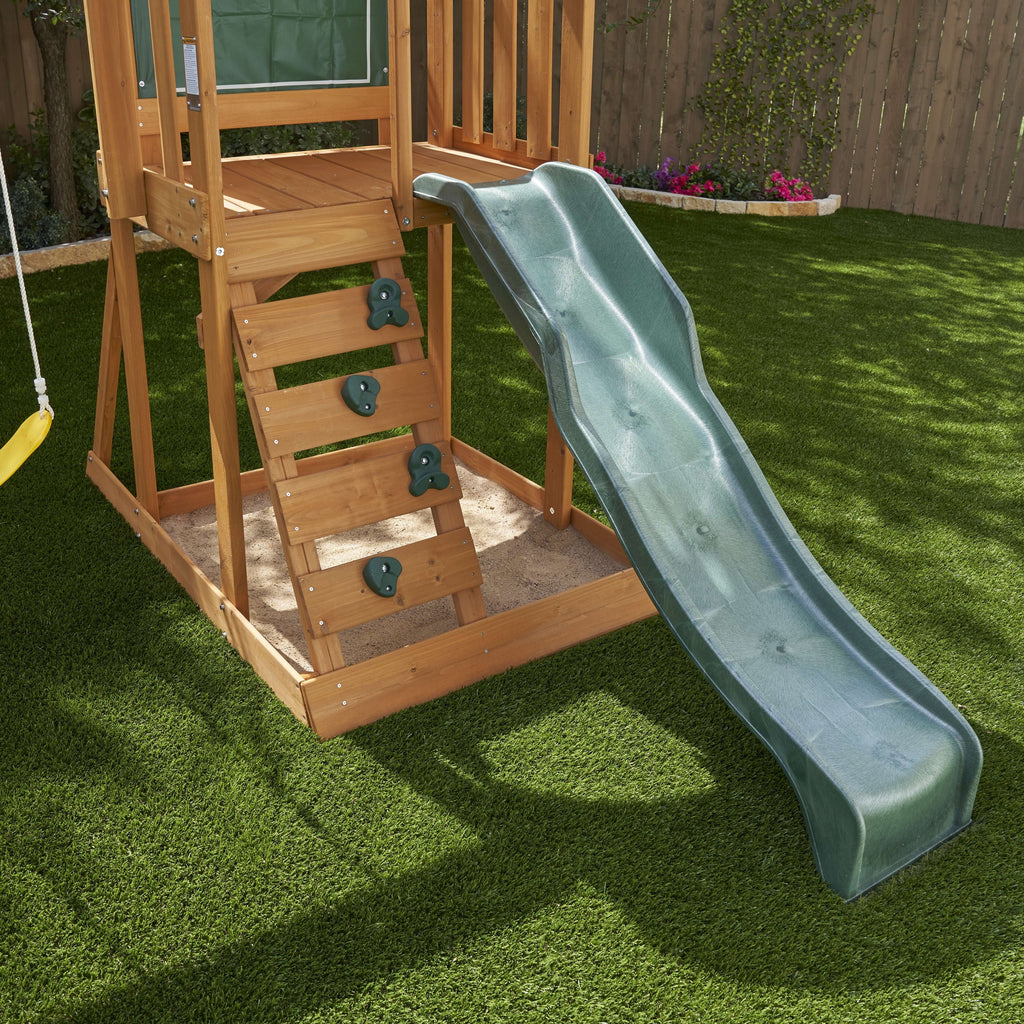 El conjunto de juegos al aire libre KidKraft Ainsley con resbaladilla y pared para escalar
