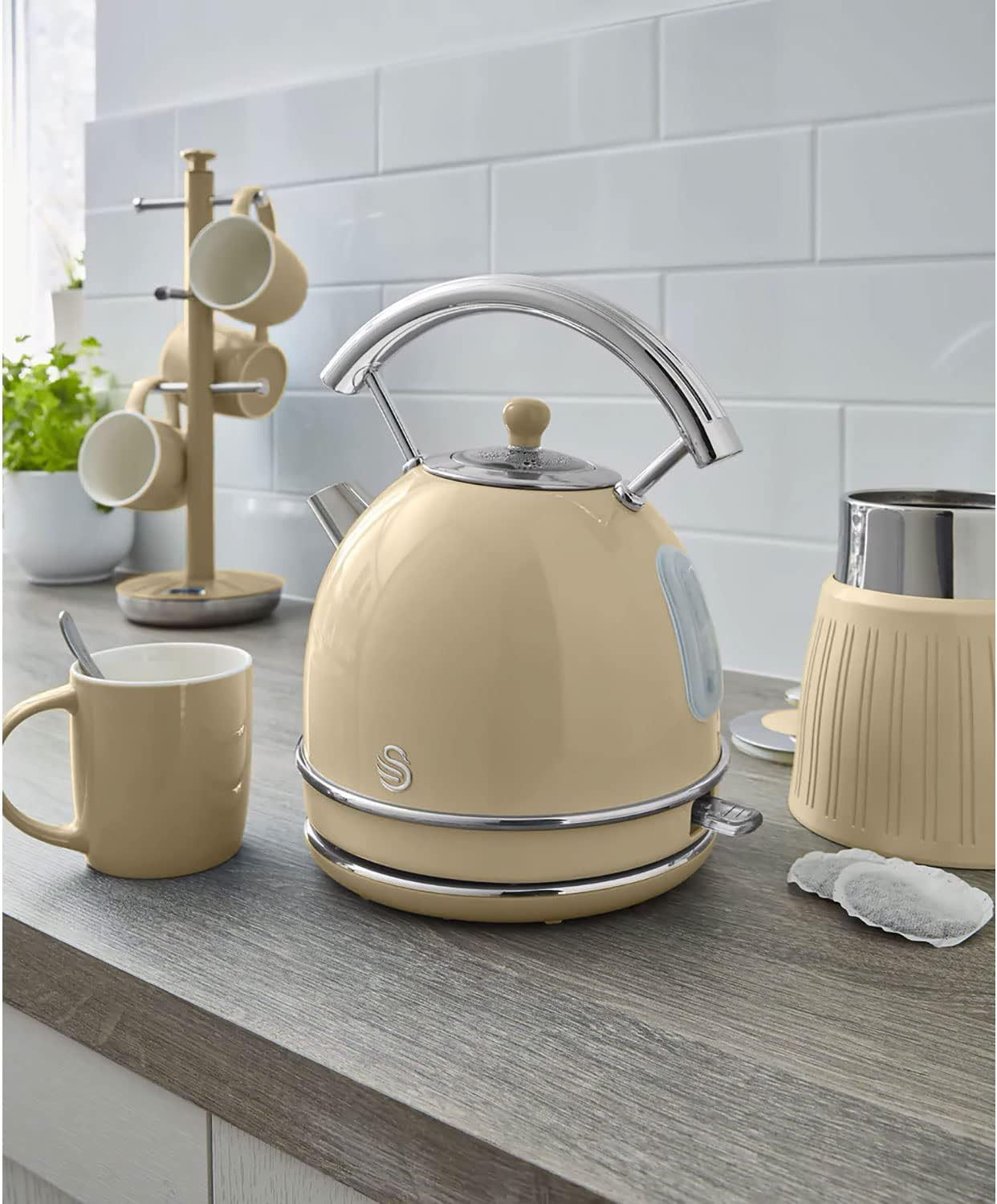 Swan Retro Set Desayuno Hervidor de Agua 1,8 L, Tostadora Pan Ranura Ancha 2 Rebanadas, Microondas Digital 20L, 6 Niveles de Potencia, Temporizador, Puerta Espejo, Diseño Vintage, Crema