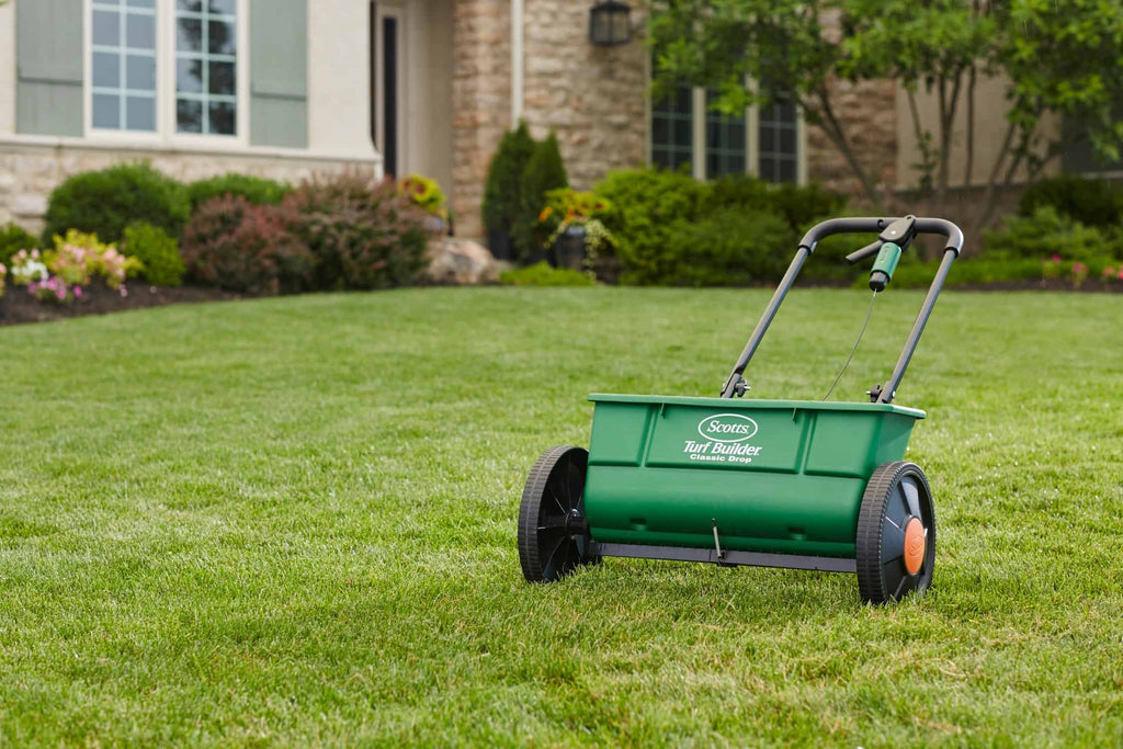 2025 Esparcidor de caída Scotts Turf Builder Classic de 32 lb