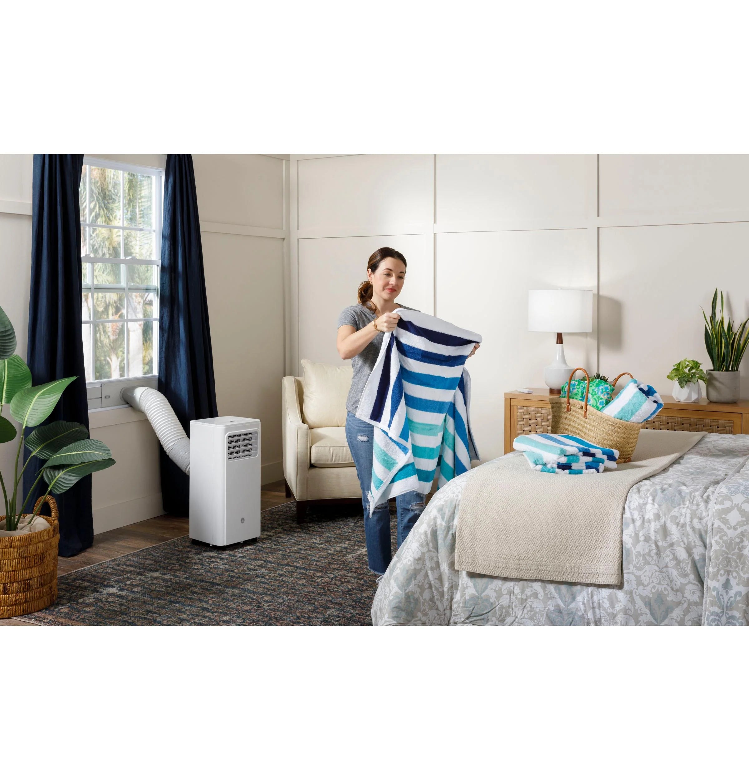 2025 GE Appliances APFD05JASW – Aire Acondicionado Portátil de 5 100 BTU con Deshumidificador y Control Remoto (Blanco)