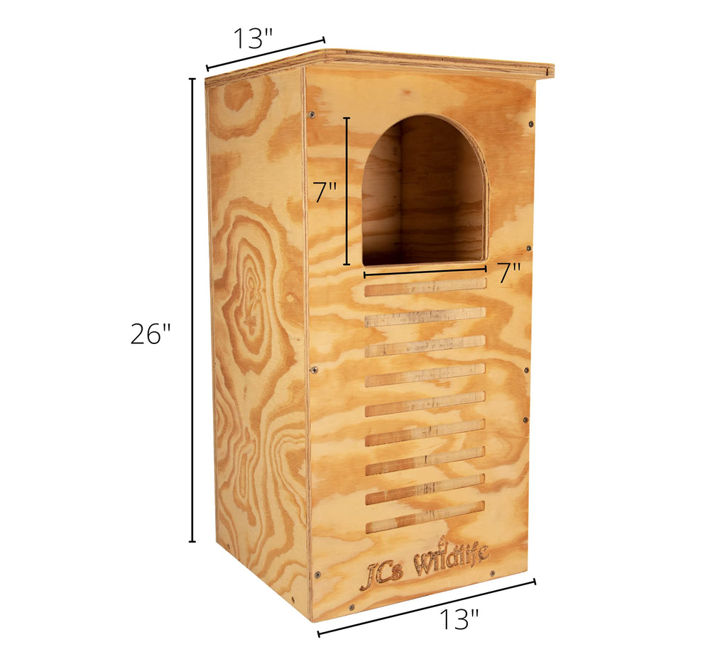 Caja Nido para Búho Barrado de JCs Wildlife – Contrachapado tratado para exteriores – Herrajes de montaje y virutas de pino incluidas – Puerta especial para limpieza fácil – Hecho en EE. UU.