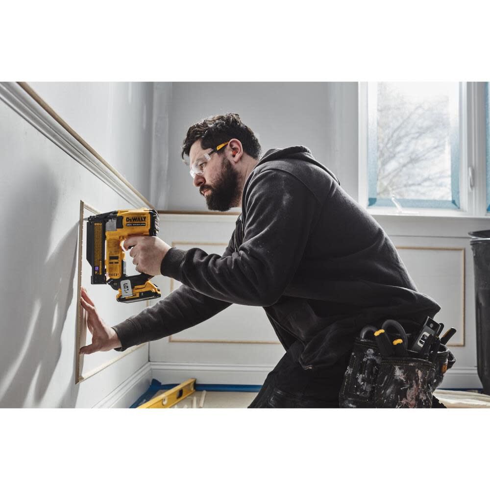 Clavadora de Clavillos 23 Ga. Inalámbrica ATOMIC Compact Series 20V MAX Kit DCN623D1 – DEWALT