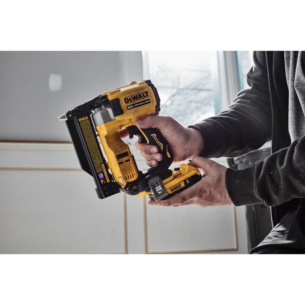 2025 Kit de Clavadora de Clavillos ATOMIC Compact Series 20V MAX 23 Gauge DCN623D1