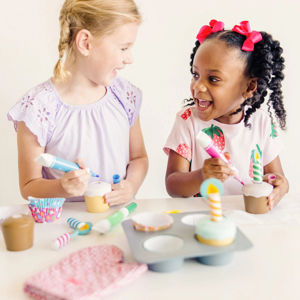 Melissa & Doug Juego de Juguete para Hornear y Decorar Cupcakes de Madera – Certificado FSC