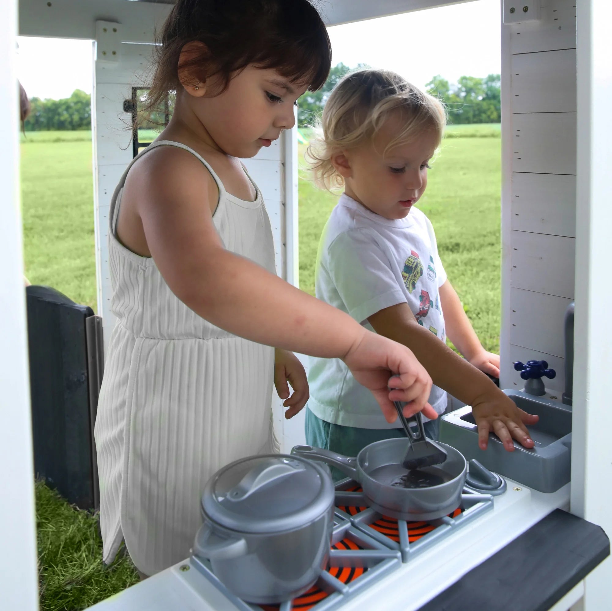 Casita de Juegos Backyard Discovery Sweetwater – Blanca