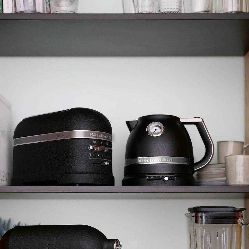 2025 Set de desayuno KitchenAid Artisan con hervidor 5KEK1522, tostadora de 2 ranuras 5KMT2204 y soporte para panecillos