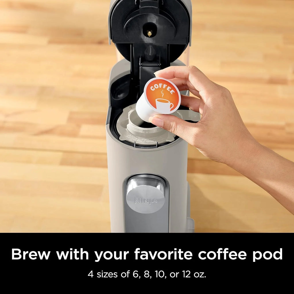 2025 Cafetera de porción individual Ninja Pods & Grounds, compatible con K-Cup, prepara café molido o cápsulas, diseño compacto, depósito de 56 oz, tamaños de taza de 6 oz a 24 oz para viaje, café frío, color piedra, modelo PB041ST