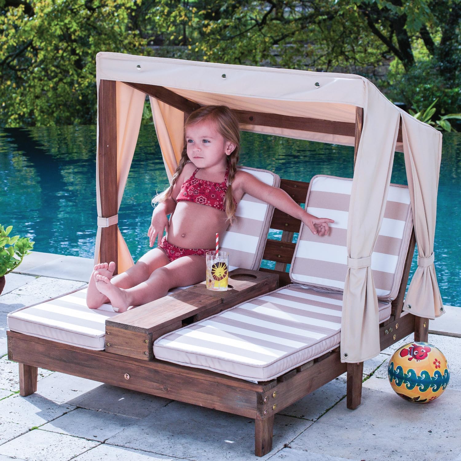 Tumbona Doble de Madera para Niños KidKraft con Porta Vasos, Muebles de Jardín para Niños, Color Miel con Tela a Rayas Azul Marino y Blanco, Regalo para Niños de 3 a 8 Años